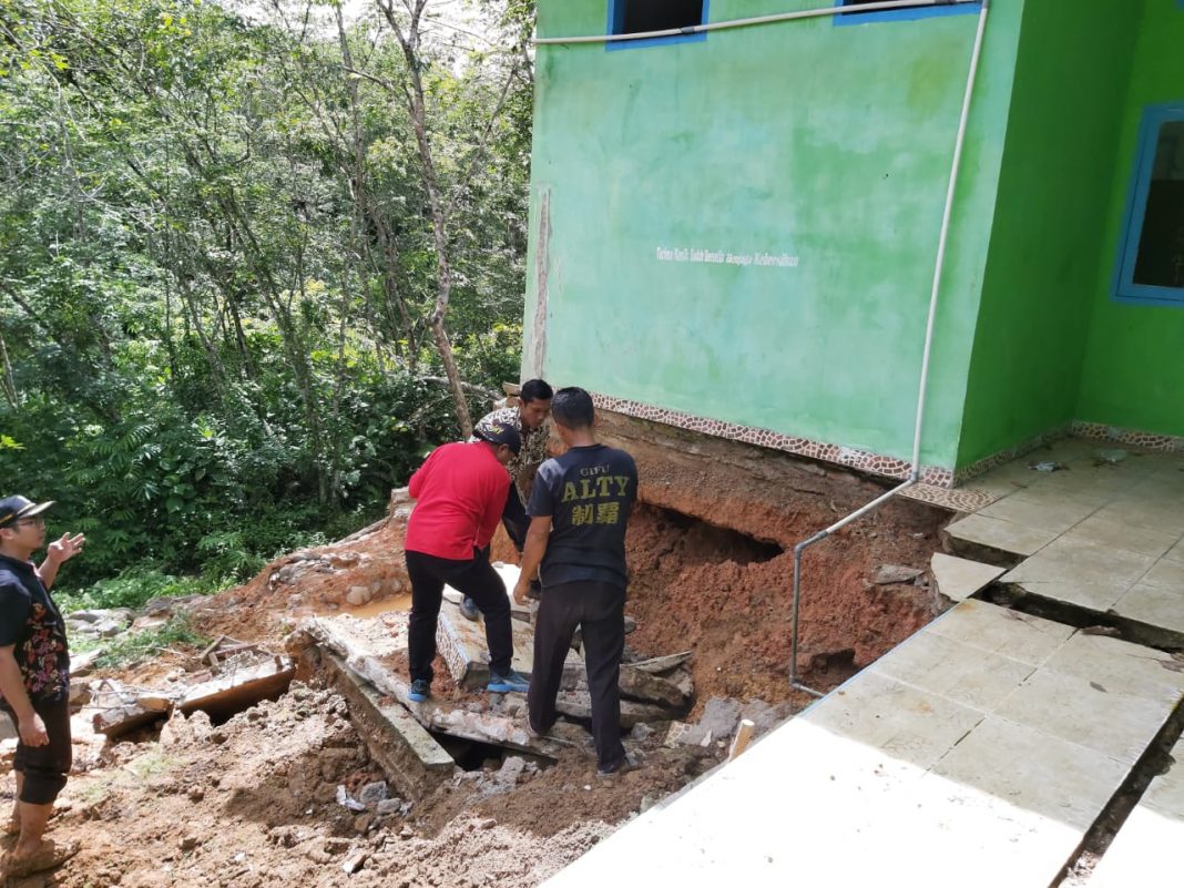 Dihantam Banjir, Asrama SMAN 7 Solok Selatan Retak dan Miring
