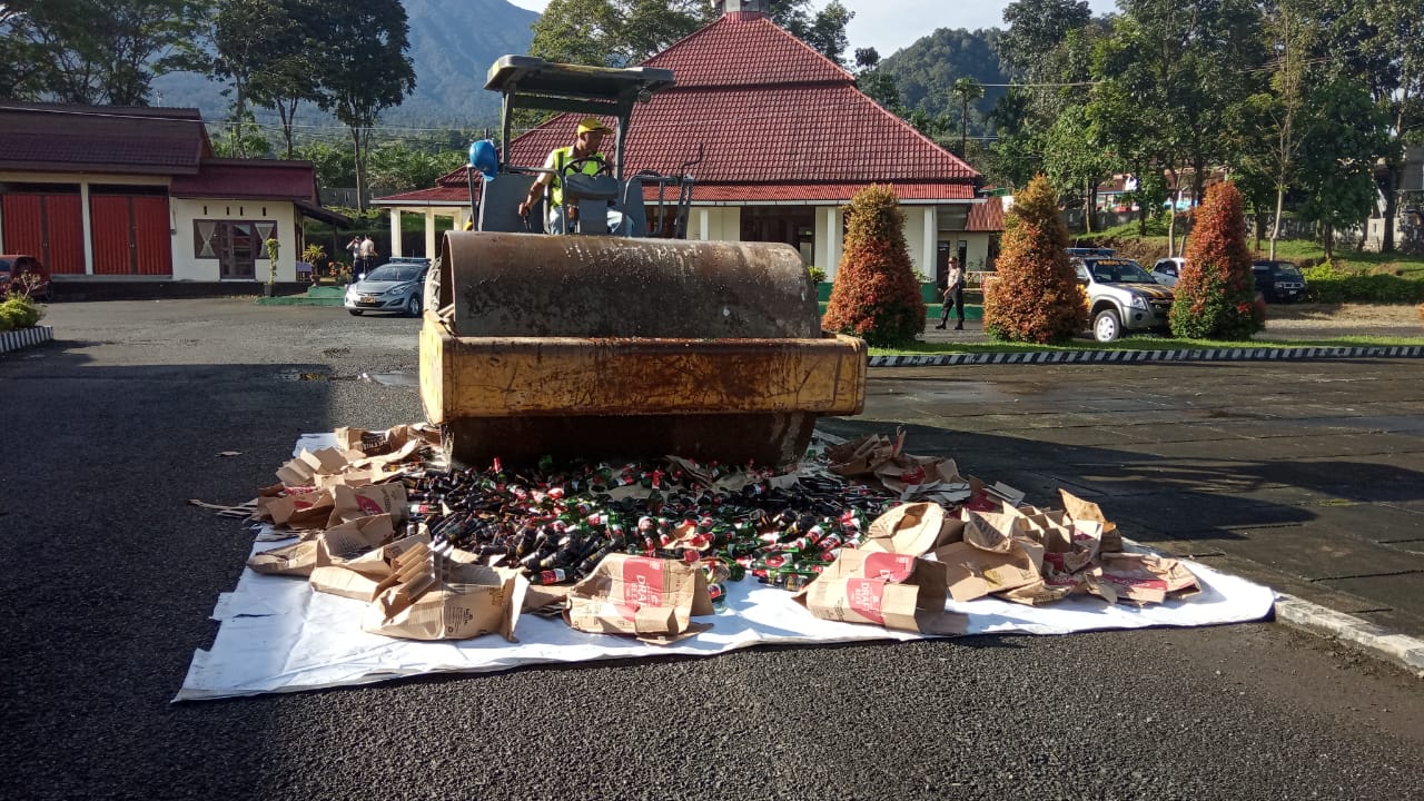 Ratusan Botol Miras Dimusnahkan Polres Solsel 2 0113 miras b