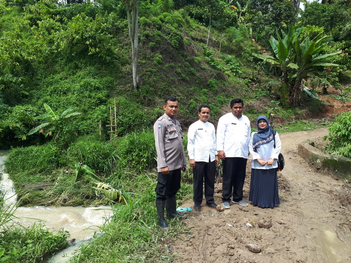 Dinas PUPR Kab. Solok Tinjau Jembatan Sawah Kandang Yang Rusak Akibat Hujan Lebat 2 0124 pu sw kandang a
