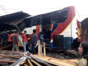 Laka di Lintas Sumatera, Bus Seruduk Warung di Padang Sibusuk 2 0126 laka jatra a