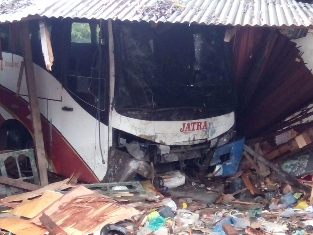 Laka di Lintas Sumatera, Bus Seruduk Warung di Padang Sibusuk