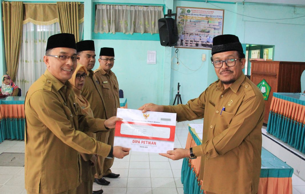 Kantor Kemenag Kab. Solok, DIPA Diserahkan Pimpinan Satker Tekan Kontrak Kerja