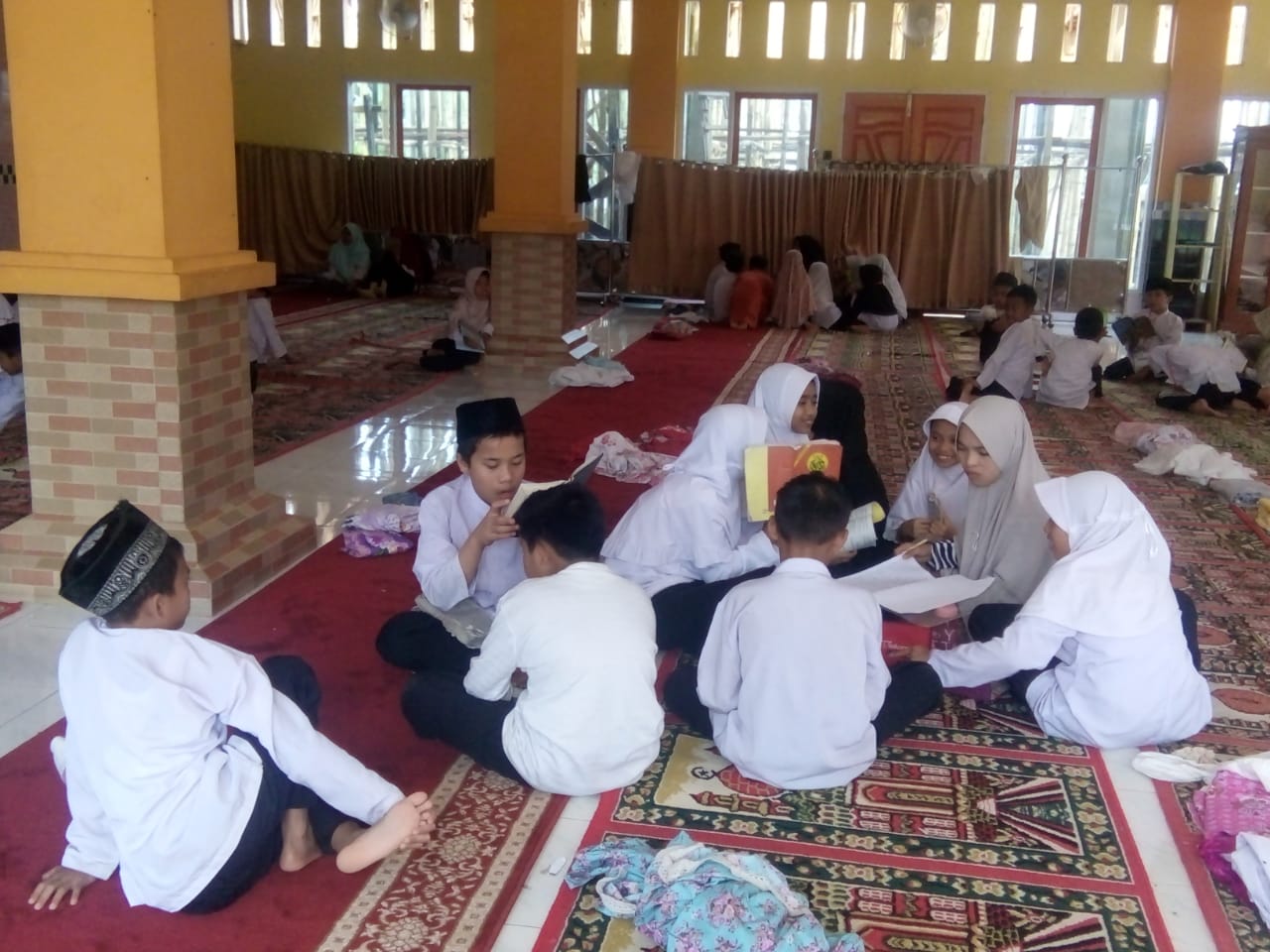 Haru di Masjid Jihad Parak Gadang, Peserta Camp Tahfiz Cuci Kaki Orang Tua 1