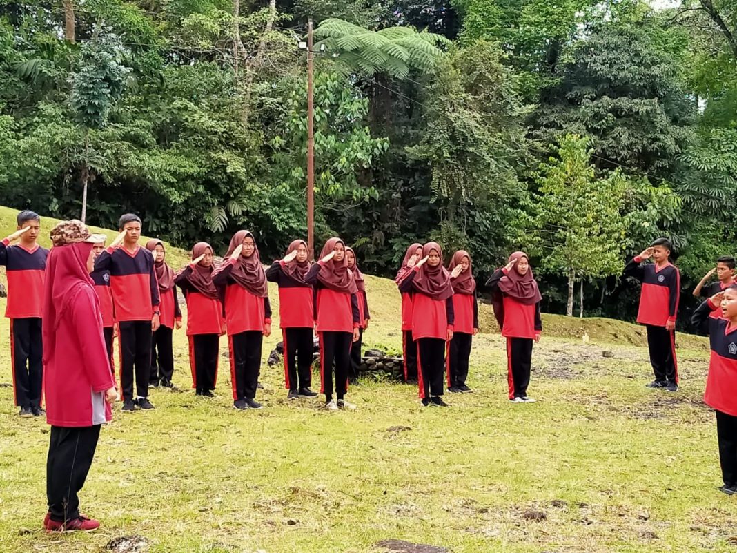 MTsN 2 Bukittinggi Gelar Pelantikan PMR di Malibo Anai