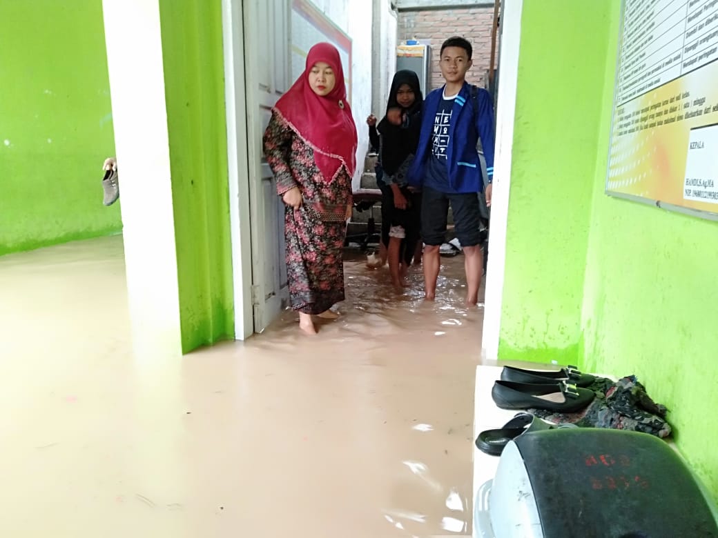 MTsN 1 dan MTsN 6 Solsel Terendam Banjir, KUA KPGD Terisolasi Akibat Banjir 2