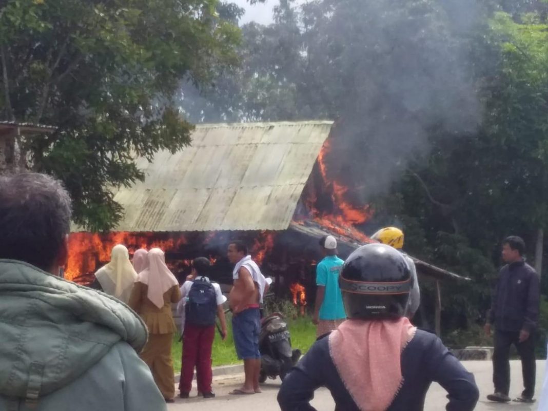 Rumah di Tembok Nan Balimo Ludes Terbakar Menjelang Tengah Hari