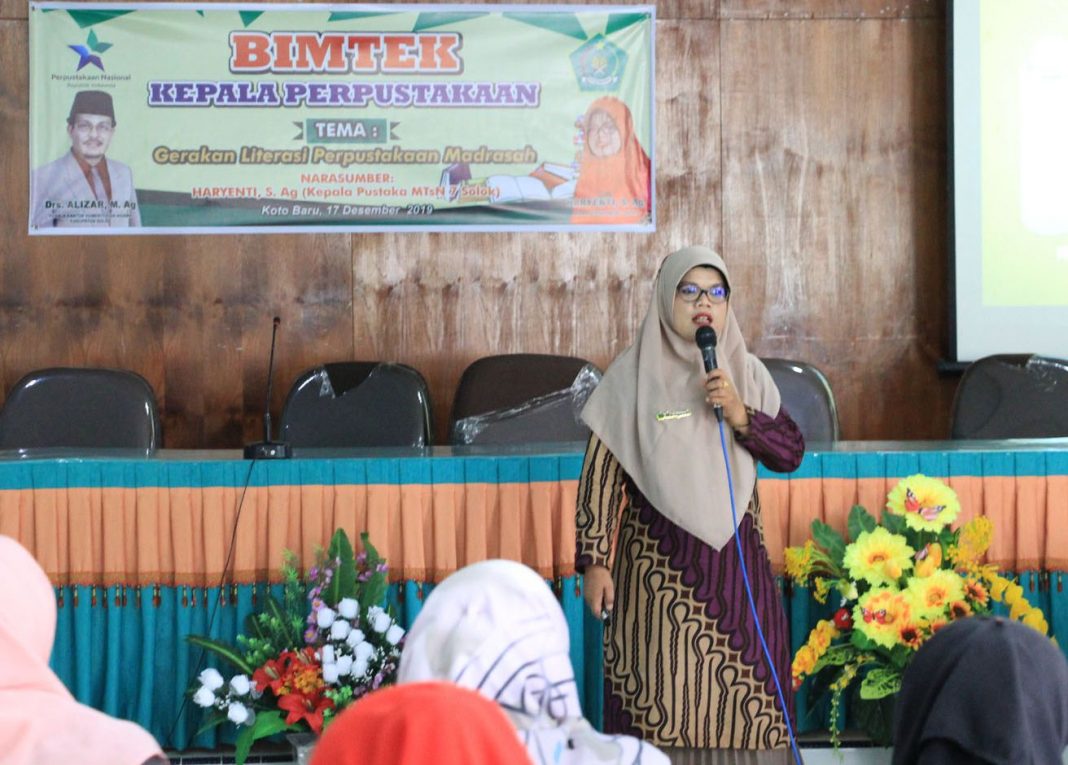 Haryenti, Pustakawan Terbaik Sumbar Berbagi Ilmu Melalui Bimtek di Kemenag Kab. Solok