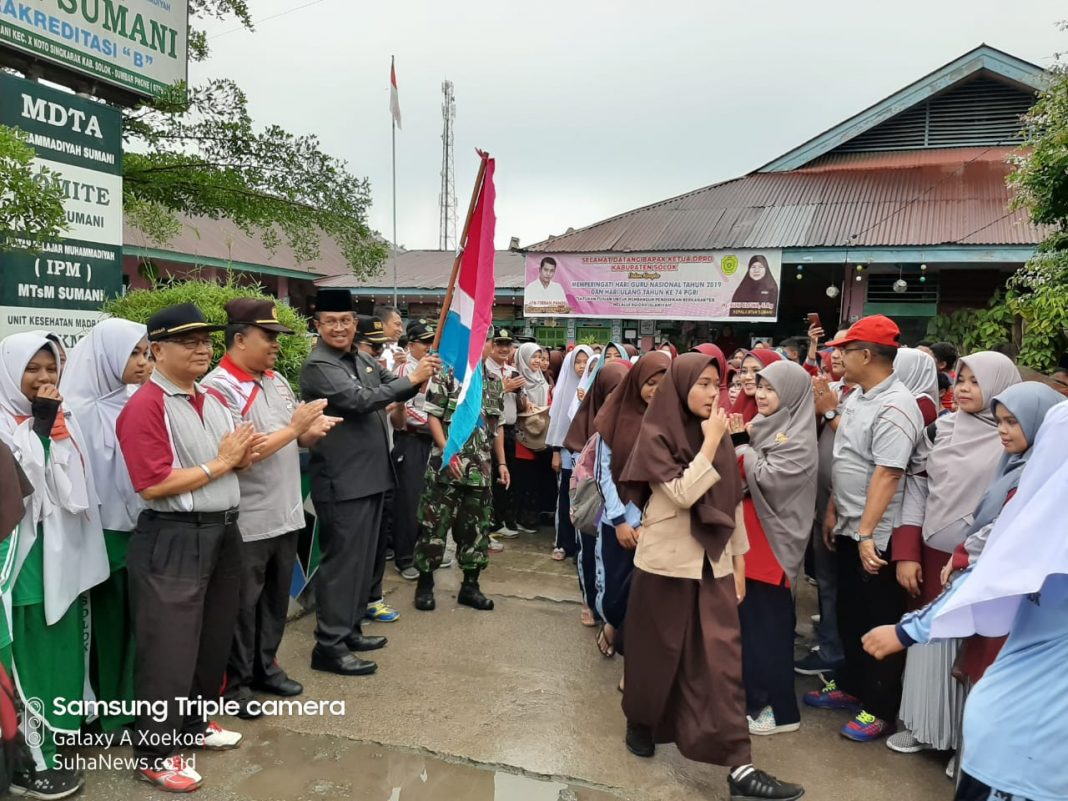 Dilepas Bupati Solok, Teriakan Yel-Yel Peserta Meriahkan Jalan Santai HAB Kemenag 74 di Singkarak