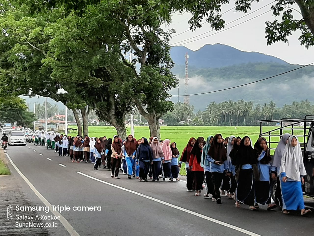 Dilepas Bupati Solok, Teriakan Yel-Yel Peserta Meriahkan Jalan Santai HAB Kemenag 74 di Singkarak 2