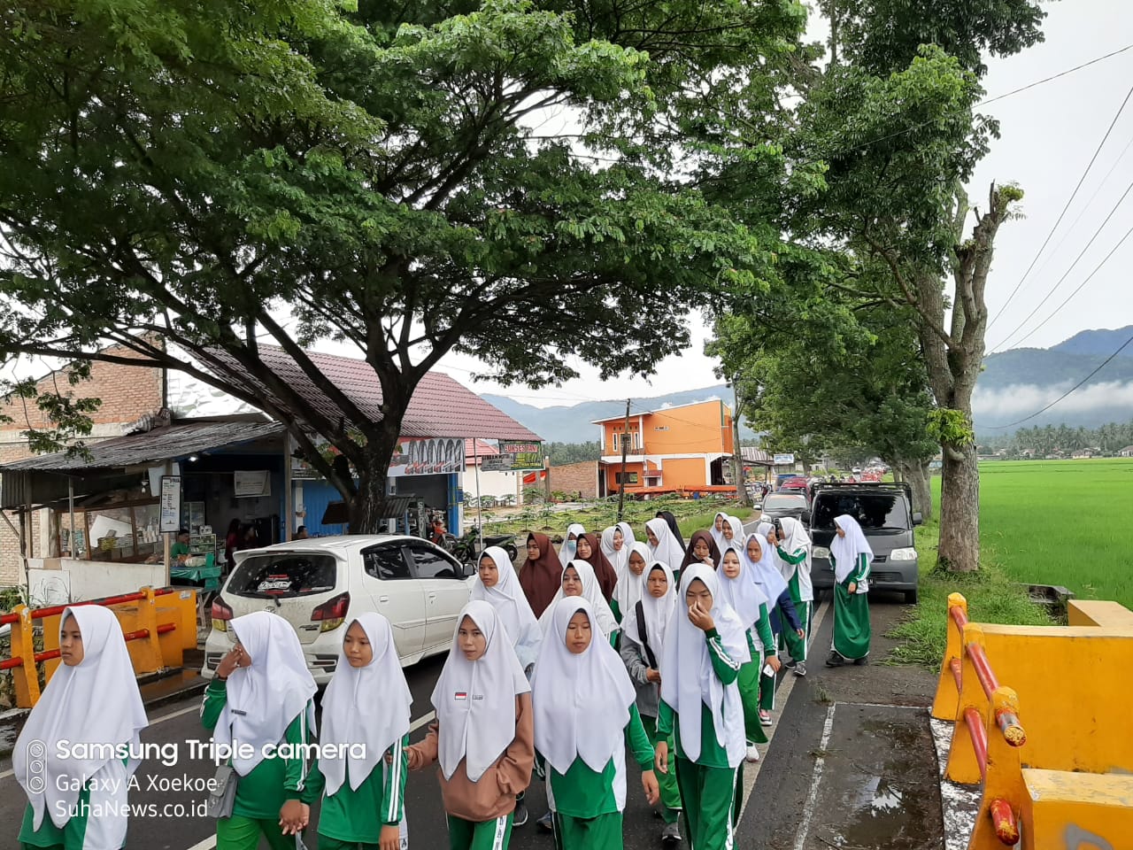 Dilepas Bupati Solok, Teriakan Yel-Yel Peserta Meriahkan Jalan Santai HAB Kemenag 74 di Singkarak 1