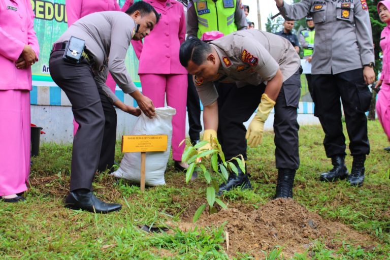 Peduli Lingkungan, Polres Solok Tanam Pohon - Suha News