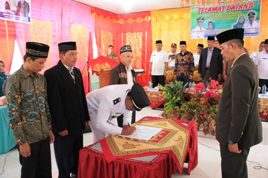 Kunjungi Nagari Tertinggal, Bupati Solok Hadiri Sertijab Wali Nagari Sariak Alahan Tigo dan Sungai Abu 1