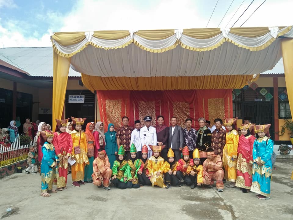Serah Terima Aset, Bundo Kanduang Arak Wali Nagari Aie Batumbuek 3 Yuneldi foto bersama