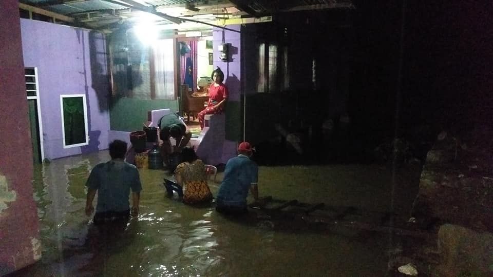 Di Salayo Banjir, di Tanjung Bingkung Air Genangi Jalan Lintas Sumatera 2