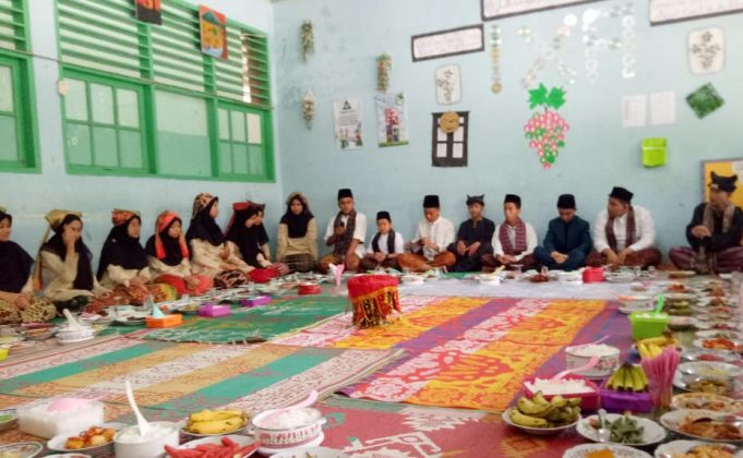 "Makan Bajamba" Praktek BAM Siswa Kelas IX MTsN 2 Solok