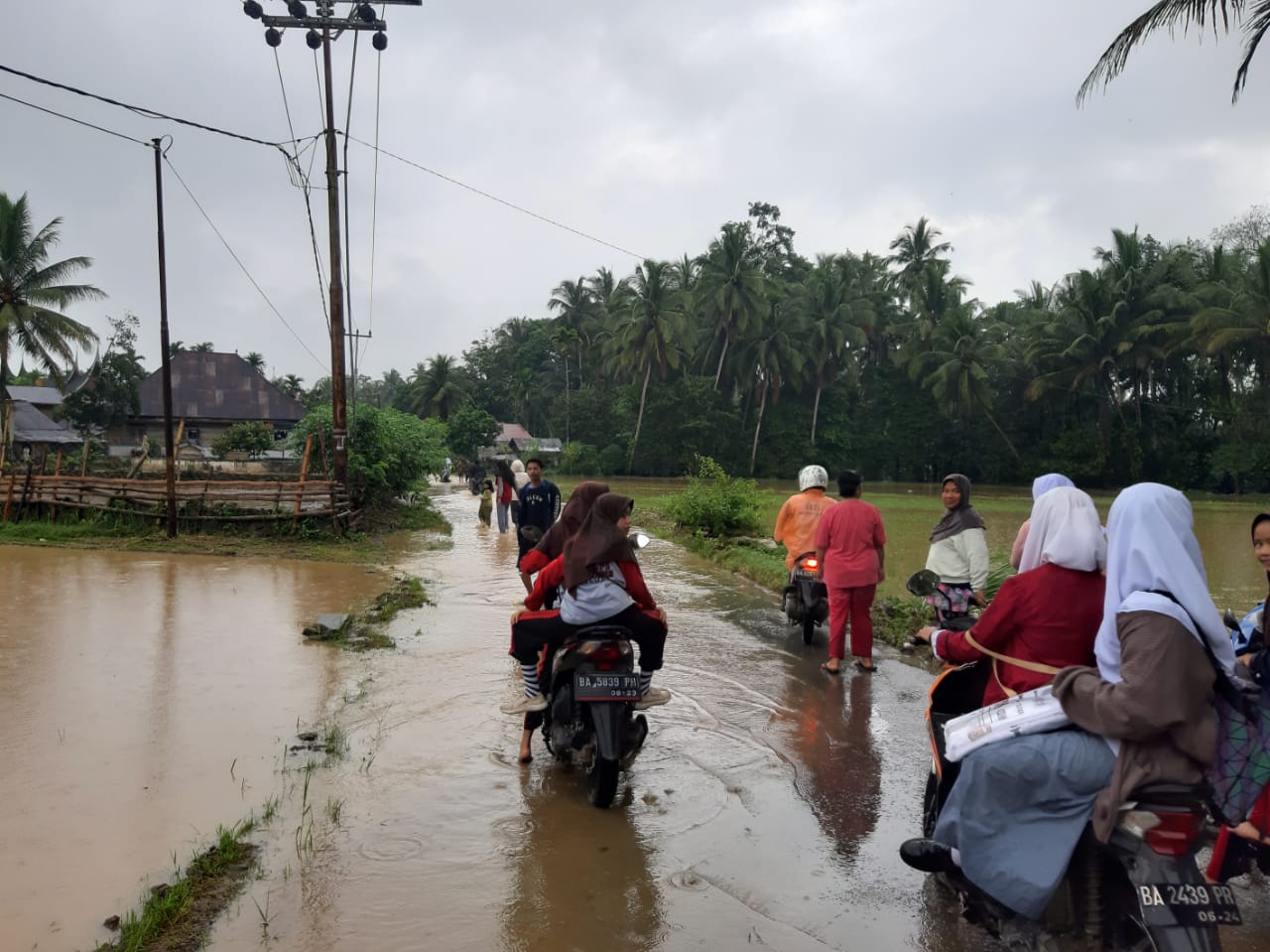 Gerak Cepat, Dinas PUPR Kab. Solok Datangi Lokasi Banjir dan Longsor 1 080 pu banjir d