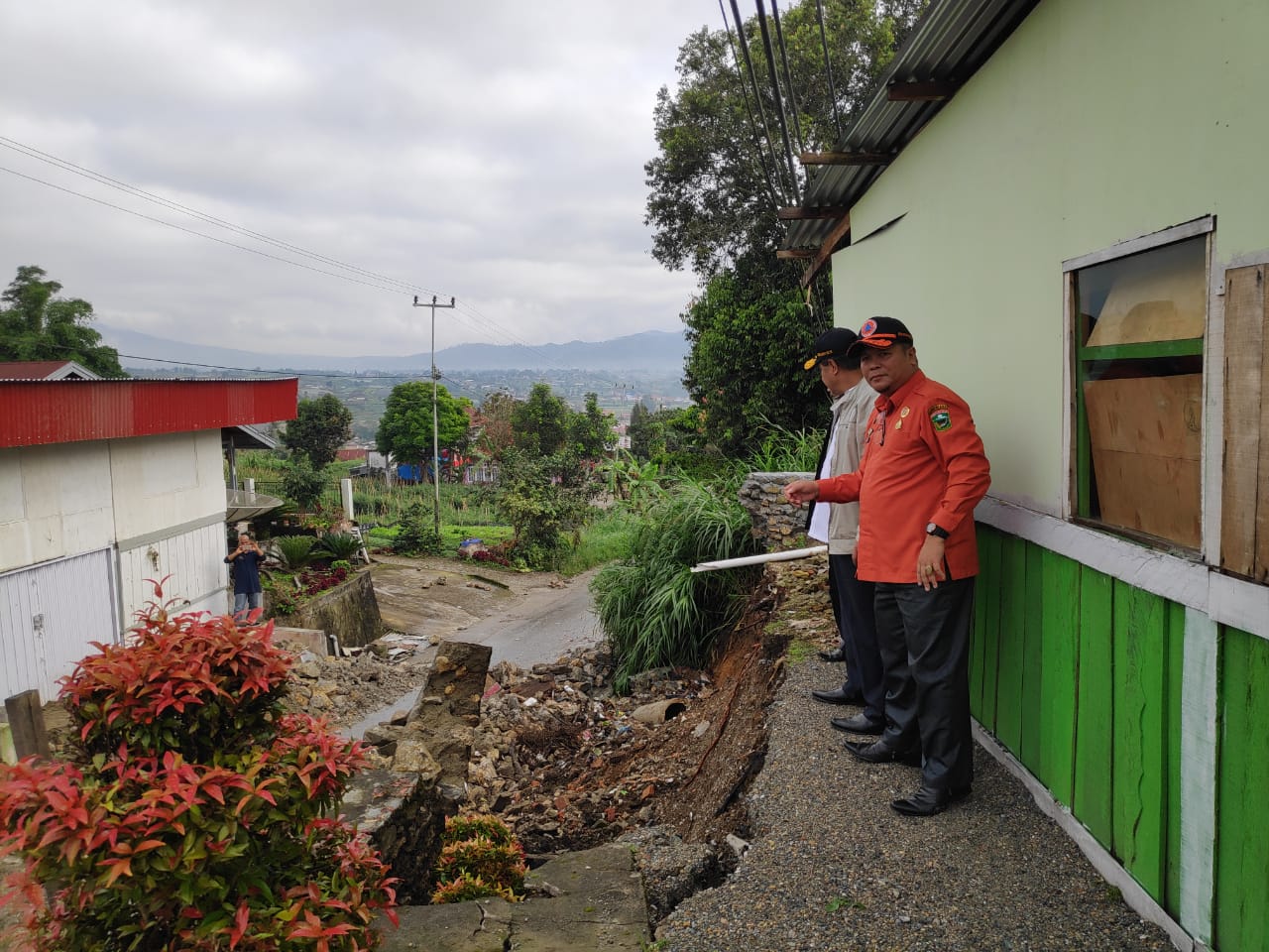 Wabup Solok Tinjau Jalan Sipadiah dan KUA Lembah Gumanti 2 IMG 20200214 WA0009