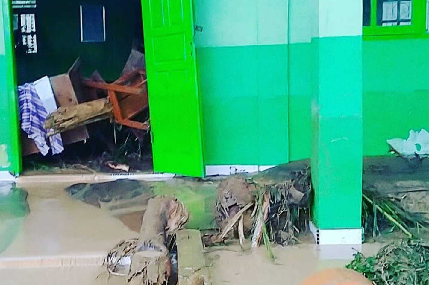 Jelang UJian Nasional, Lokal dan Komputer MTsN 13 Agam Diterjang Banjir 1