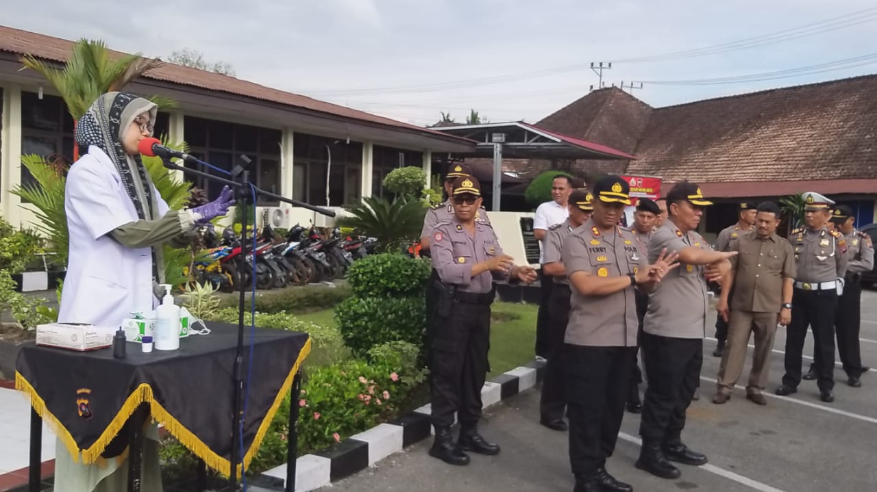 Polres Solok Kota Sosialisasikan Cuci Tangan 2 0217 polresta b