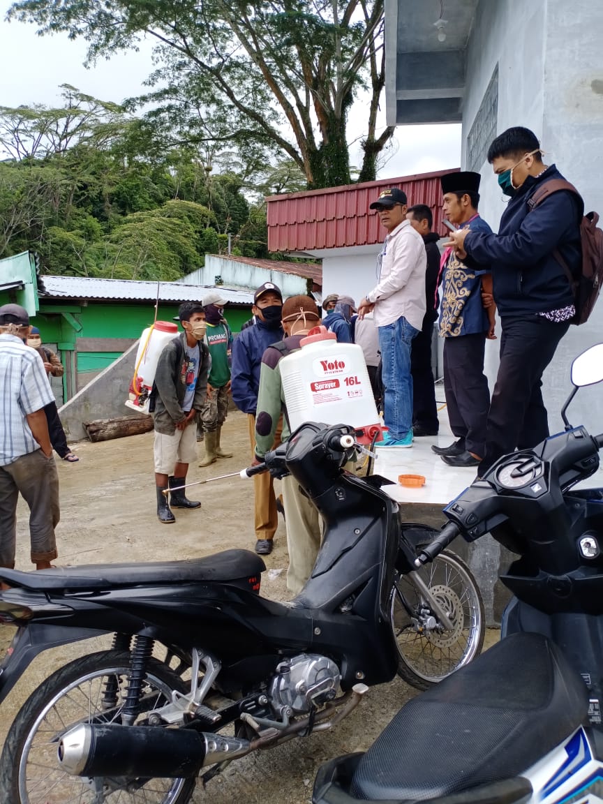 Lakukan Disinfektan, Batang Barus Peduli Pencegahan COVID-19