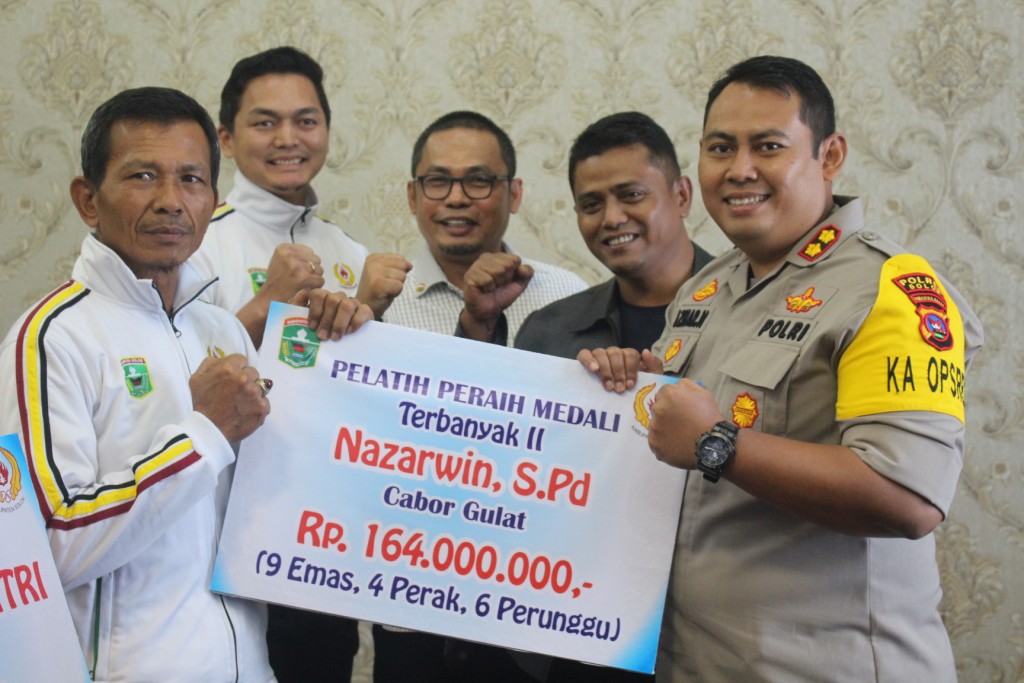 Bupati Solok Serahkan Bonus Atlet dan Pelatih Porprov XV 1