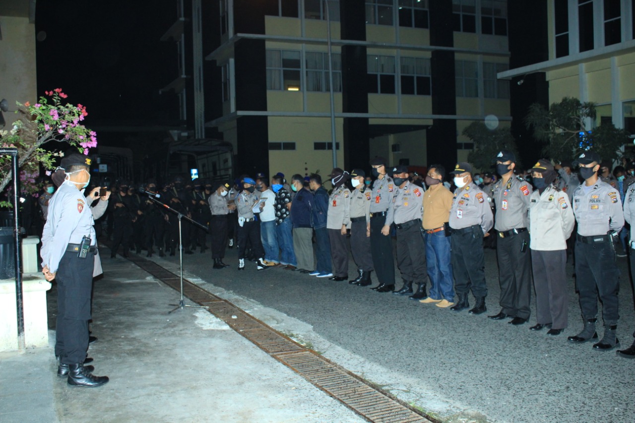 Polisi Bubarkan Puluhan Remaja "Basimada" Main di Warnet 2 polisi