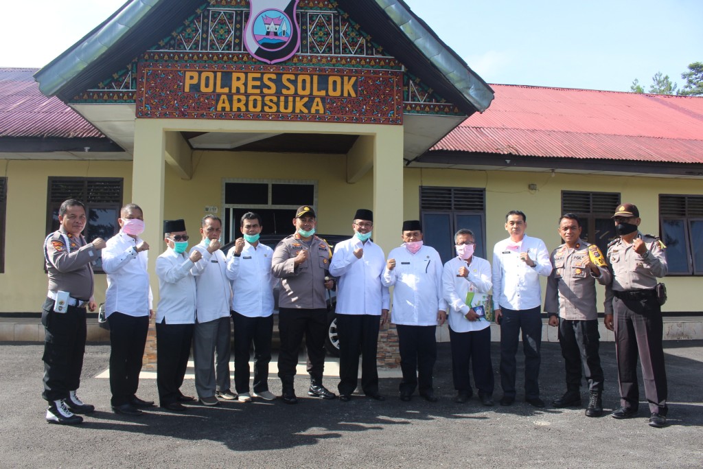 Bupati Solok Serahkan 300 Masker untuk Polres Solok Arosuka 2 pakai masker