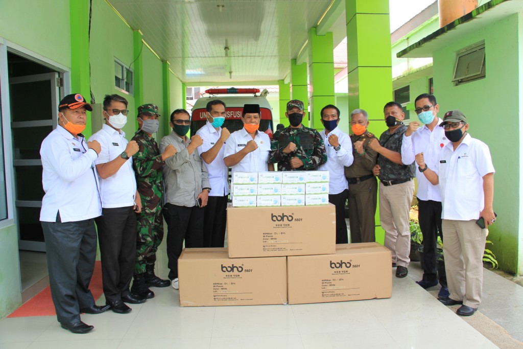 RSUD Arosuka Terima Bantuan APD dari Panglima TNI 1 medis