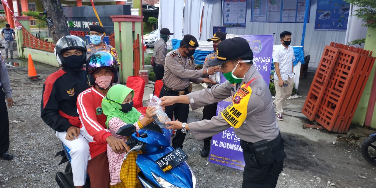 Kapolres Solok Berbagi Takjil dengan Pengendara 4 takjil