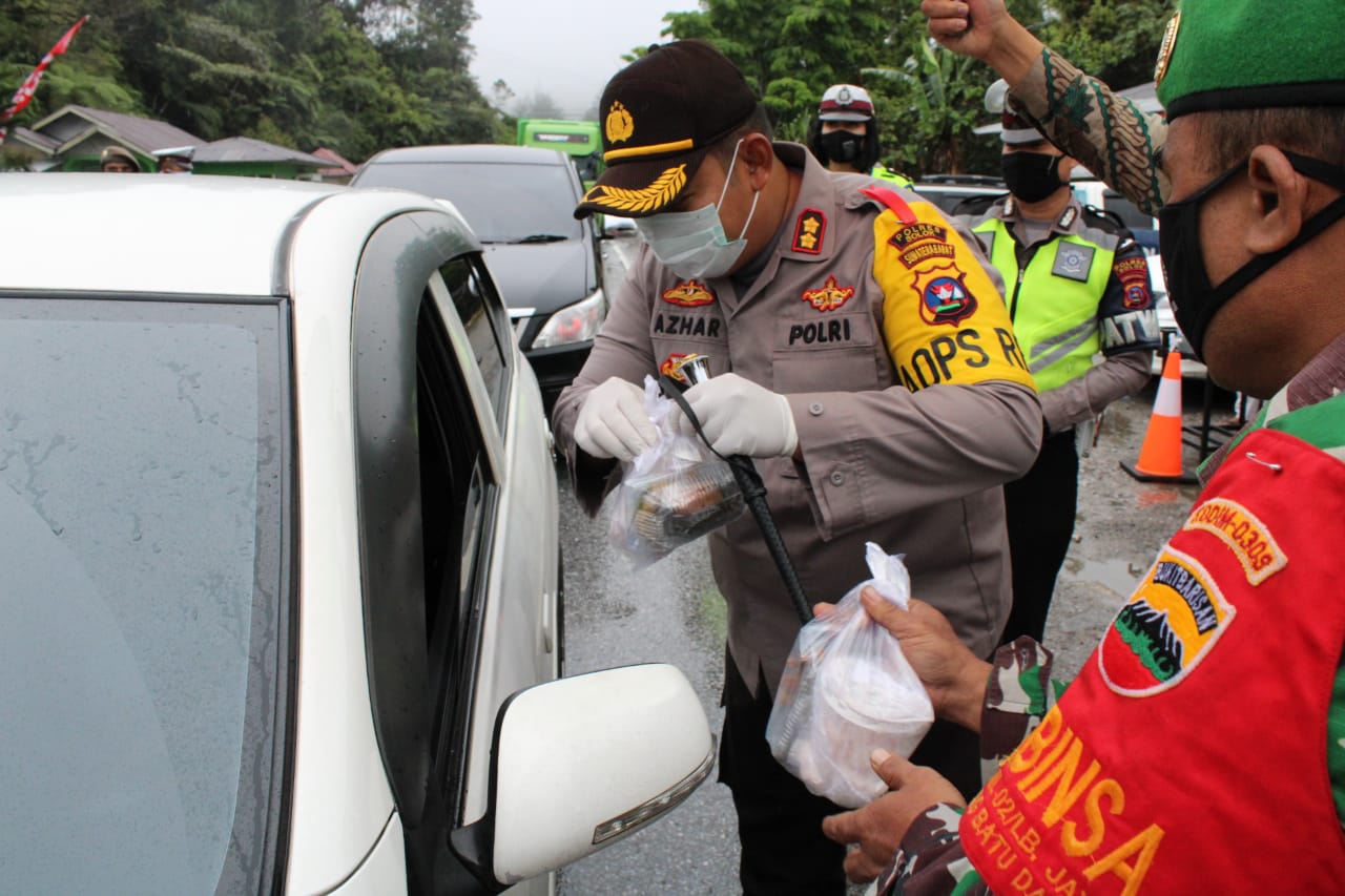 Kapolres Solok Berbagi Takjil dengan Pengendara 3 takjil