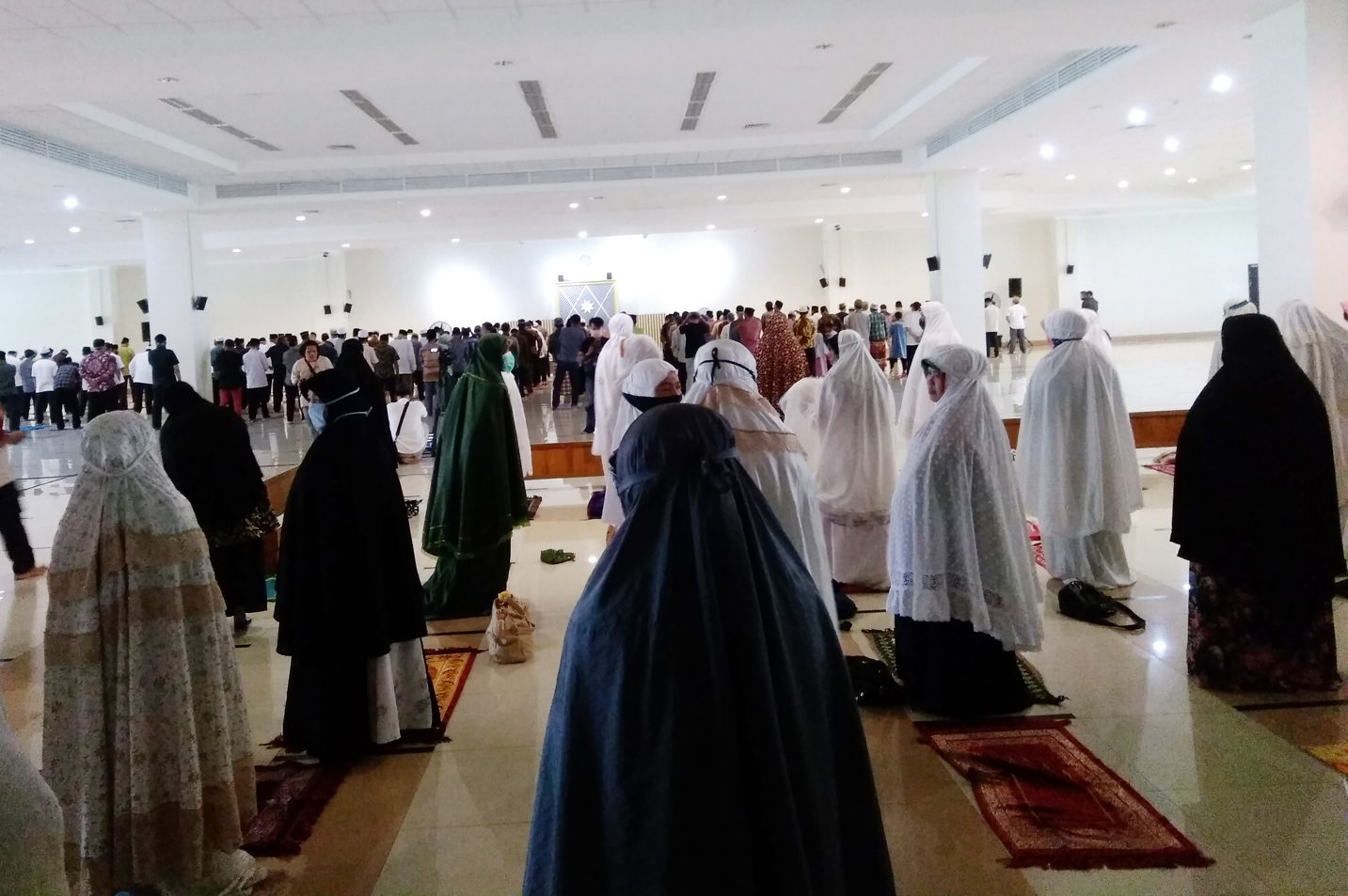 Khusuknya Salat Kusuf Gerhana Matahari di Masjid Raya Sumbar 2 matahari