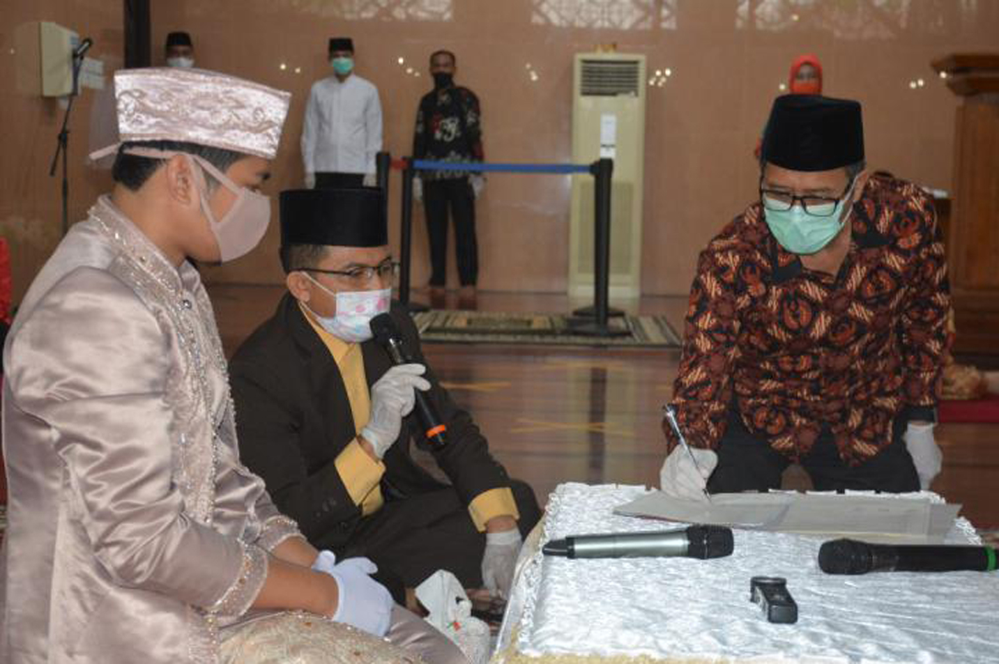 Disaksikan Gubernur Sumbar, Putra Walikota Solok Sunting Teman SMAnya 2 saksi
