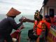 Kapolres Padang Pariaman Bagikan Sembako Ditengah Laut