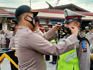 Personil Polres Solok Kota Terima Masker dari Kapolres 4 kapolres