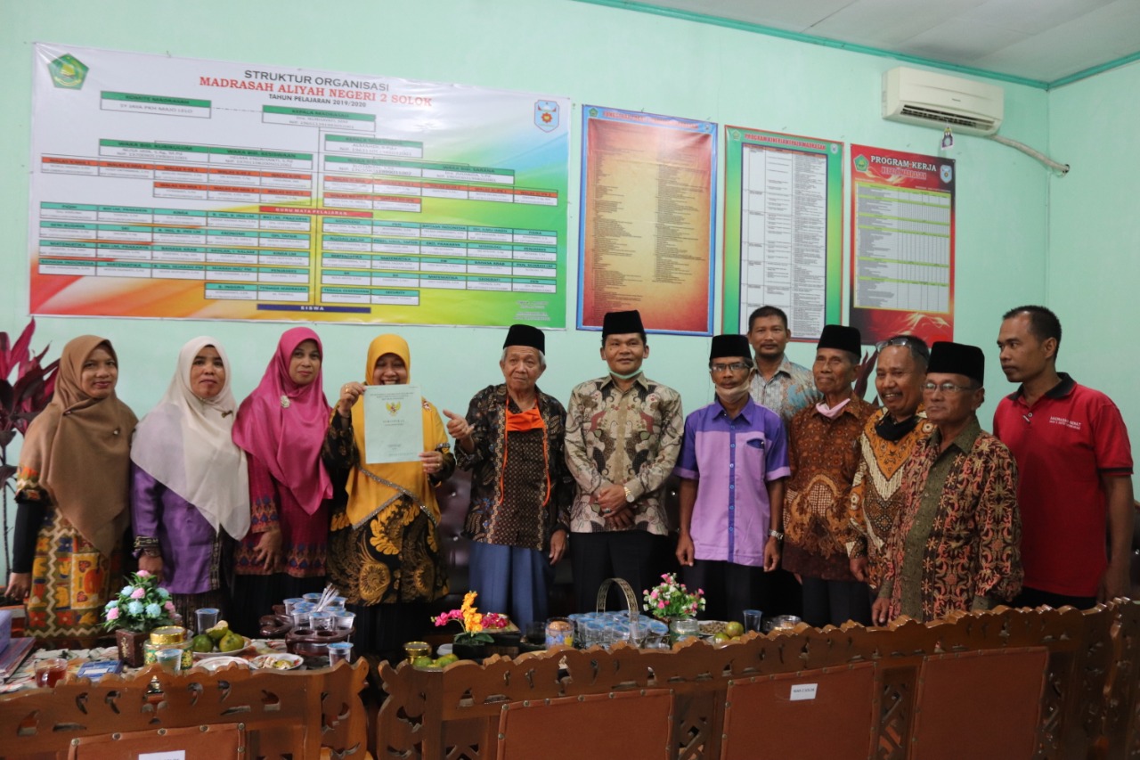 Mantan Kepala Jadi Saksi Pemyerahan SHM MAN 2 Solok 2 shm
