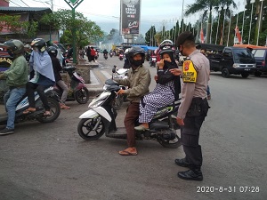 Kapolsekta Solok Ajak Pengunjung Pasarraya Tegakan Protokol Kesehatan 3 kapolsekta