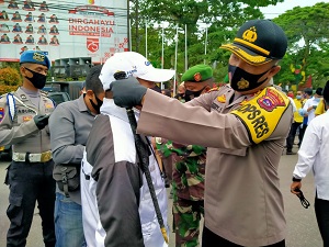Operasi Yustisi, Kapolres Solok Kota Bagikan Masker di Taman Syekh Kukut 3 kapolres