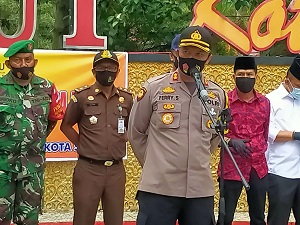 Operasi Yustisi, Kapolres Solok Kota Bagikan Masker di Taman Syekh Kukut 4 kapolres