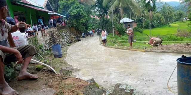 Masyarakat Siaru-Sulit Air Gotong Royong Kerjakan Jalan Lingkungan