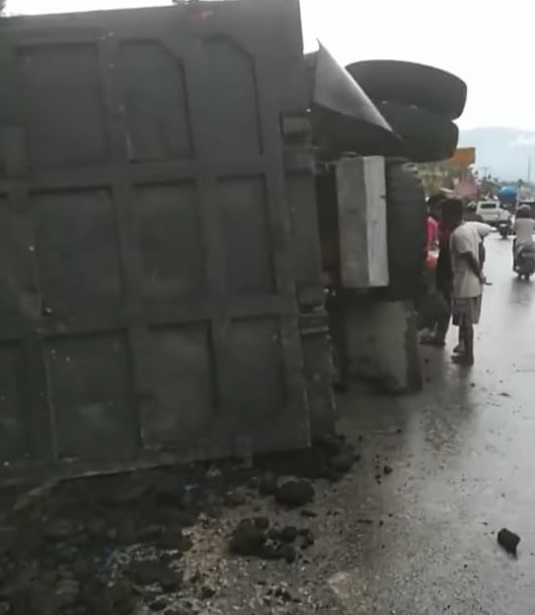 Truk Batu Bara Terbalik di Kelok Baracun Saok Laweh