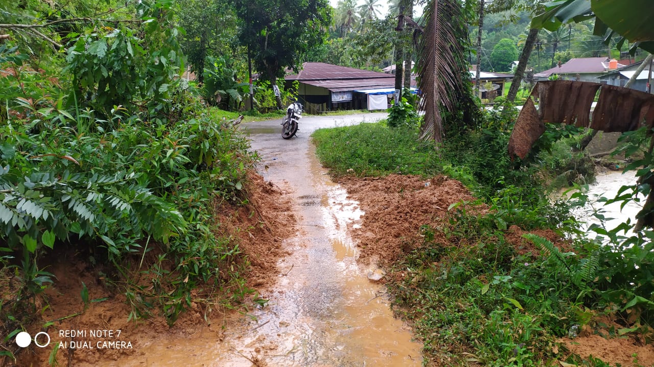 Hujan Akibatkan Longsor di Sejumlah Jalan di X Koto Diatas