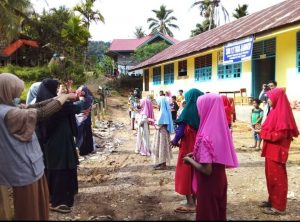 Kunjungi Sariak Laweh Tigo Lurah Kab. Solok, Komunitas IYOIN LC Berikan Bantuan 1