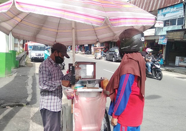 Warto, Pedagang Bakso di Padang Panjang Bertahan Ditengah Pandemi