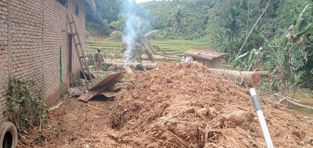 Madrasah Peduli, MTsN 7 Solok Bantu Siswa Korban Longsor