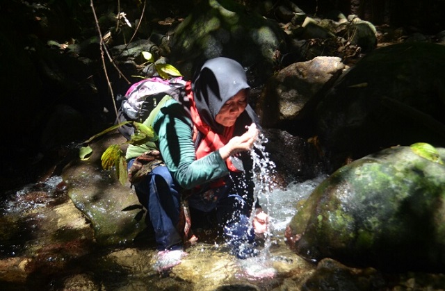 Kepala Kanwil (Kakanwil) Kementerian Agama (Kemenag)Provinsi Sumatera Barat H Hendri tetapkan dan Launching Nagari Sungai Buluh Barat Kecamatan Batang Anai Kabupaten Padang Pariaman Provinsi Sumbar menjadi desa sadar kerukunan , Senin (28/12). Launching desa sadar kerukuan tersebut dilakukan Kakanwil bersama Bupati Padang Pariaman yang diwakili Asisten 1 bidang Pemerintahan Sekretariat ldarusalam ,di SDN 07 Batang Anai . Melalui program sub bagian ortala dan Kerukunan Umat Beragama (KUB) Kanwil Kemenag Sumbar, Kakanwil menyerahkan SK penetapan desa sadar kerukunan Nagari Sungai Buluh Barat kepada Bupati Padang Pariaman dan menyerahkan Spanduk serta pin desa sadar kerukunan kepada Kepala Kankemenag Padang Pariaman H Helmi. "Dengan ditetapkannya Nagari Sungai Buluh Barat ini jadi desa sadar kerukunan merupakan penghargaan dan diharapkan bisa menjadi desa percontohan, dipilih Sungai Buluh Barat jadi desa sadar kerukunan tentu sudah ditinjau dan dikaji, sehingga pantas untuk dijadikan calon desa percontohan ," ujar Kakanwil. Kakanwil menyebutkan kerukunan merupakan modal dasar dan besar dalam mengisi pembangunan di Negara Kesatuan Republik Indonesia. "Bangsa kita merupakan bangsa yang majemuk dan heterogen, bangsa kita terdiri dari banyak suku , bahasa , pulau dan agama sehingga perlu upaya- upaya menjaga , memelihara dan meningkatkan kerukunan", papar H Hendri. Diantara upaya memelihara dan menjaga kerukunan, Kakanwil menuturkan, Kementerian Agama menetapkan dan melaunching desa sadar kerukunan sebagai contoh bagi desa yang lainnya dalam merajut kerukunan. Kakanwil berharap , dengan adanya desa sadar kerukunan ini, masyarakat Nagari Sungai Buluh Barat semakin meningkatkan toleransi antar umat beragama sehingga semakin maju pembangunannya. Sementara itu, salah seorang tokoh masyarakat Nagari Sungai Buluh Barat Kamarullah Datuk Tampang Ulu mengucapkan terima kasih kepada Kepala Kanwil Kemenag Sumbar karena telah menunjuk Nagarinya sebagai salah satu desa sadar kerukunan di Sumatera Barat. "terima kasih kami sampaikan kepada bapak Kakanwil Kementerian agama Provinsi Sumbar yang telah berupaya meningkatkan kerukunan di Nagari Sungai Buluh Barat, karena kerukunan ini adalah aset terbesar di Nagari kami", ungkapnya. Ikut menghadiri Launching desa sadar kerukunan ini Camat, Forkopimda, KUA , penghulu penyuluh, tokoh adat, tokoh agama dan pengurus FKUB se-kecamatan Batang Anai. *rzk