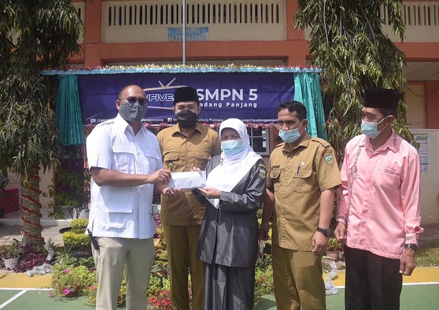 Walikota Launching TV SMPN 5 Padang Panjang Dihadiri Anggota DPR RI