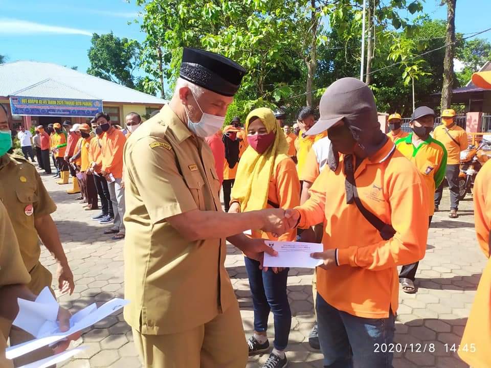 FB_IMG_1607430211293 Walikota Padang, Serahkan Reward Bagi 53 Petugas Kebersihan
