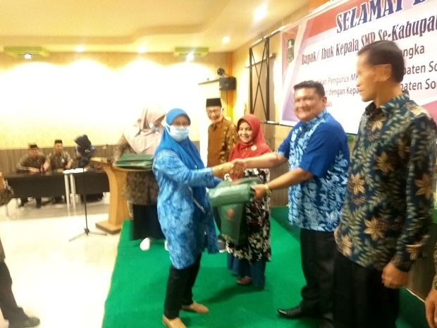 Pengurus MKKS SMP Kabupaten Solok Periode 2021-2023 Dilantik Kadis Dikpora 1 kab