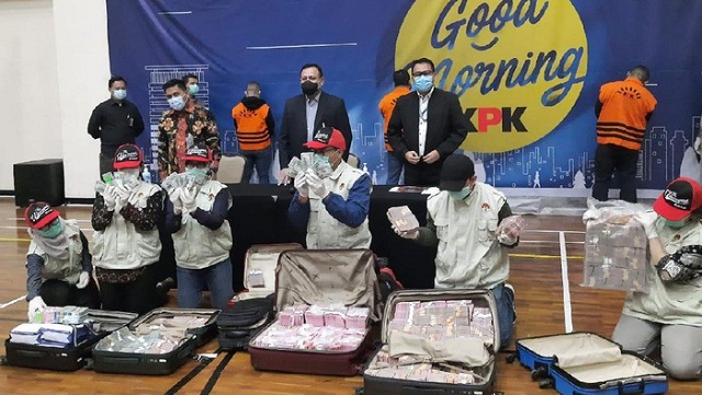 kpk-pamerkan-barang-bukti-ott-pejabat-kemensos-1_169 mensos