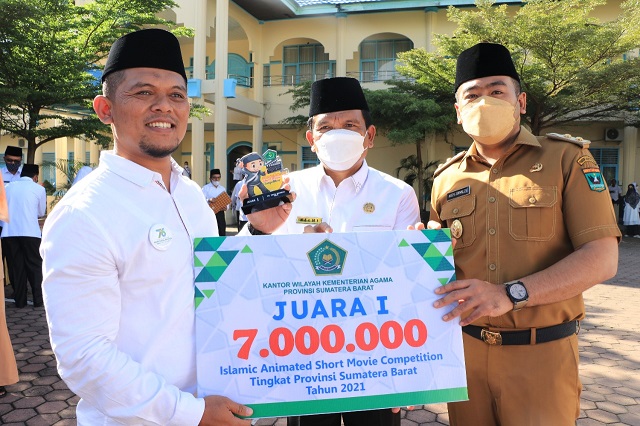 HAB 76, Wagub Serahkan Hadiah pada Pemuncak Lomba di Kanwil Kemenag Sumbar